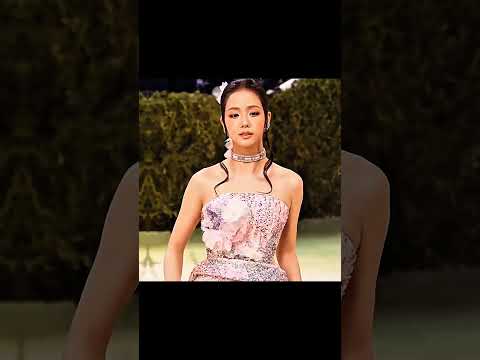 she is so beautiful 😩❤️ jisoo met Gala look 💐 #new #blackpink #jisooo